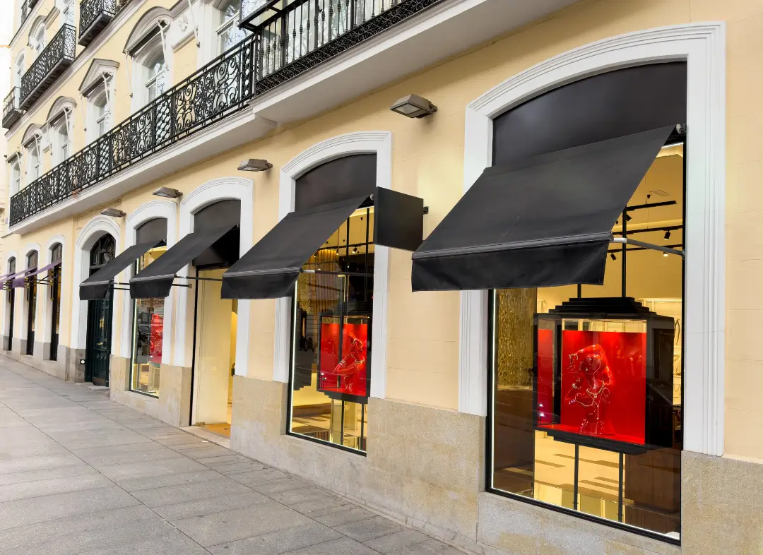 Façade vitrine de magasin en aluminium sur mesure à Trèbes